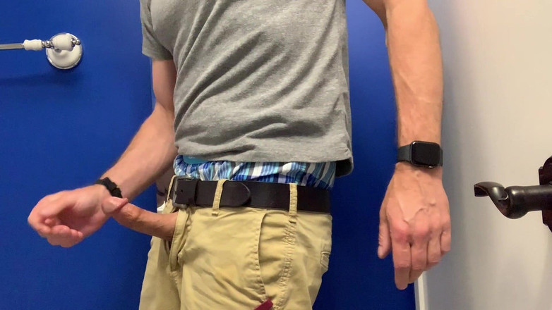 TJenner: Ich wichs meinen super harten, geschnittenen schwanz im badezimmer und...