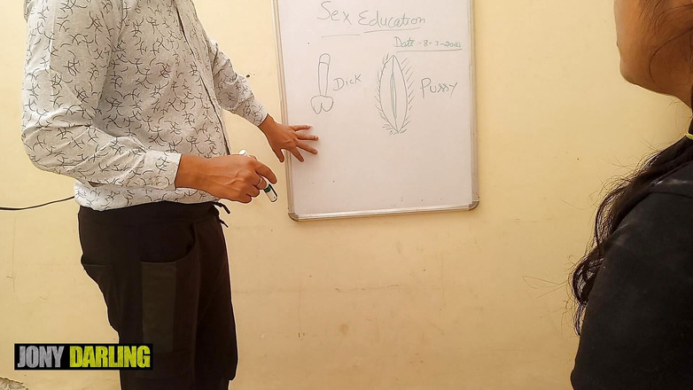 Jony Darling: Indische xxx-collegeleraar leert haar student wat poesje en lul is...