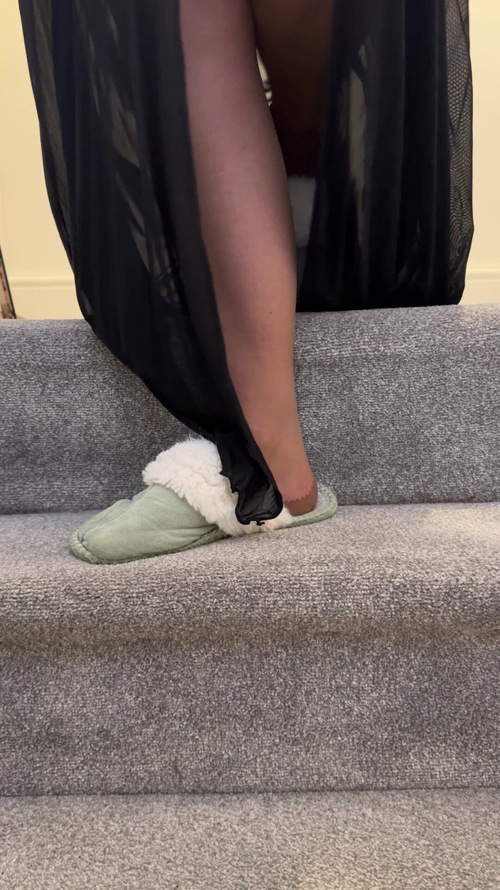 catherinecan69: 汚れたスリッパを履いた熱い汗の足