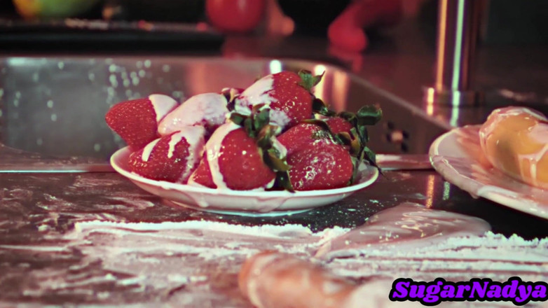 SugarNadya: Сексуальні танці від російської мачухи SugarNadya