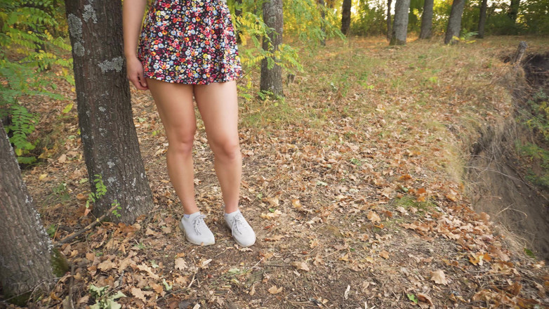 Teasecombo 4K: Bir kız açık havada tam sırt külotunu teşhir ediyor