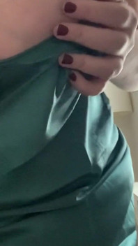 Gorąca BBW MILF pokazuje seksowne krzywe w jedwabistej koszuli nocnej