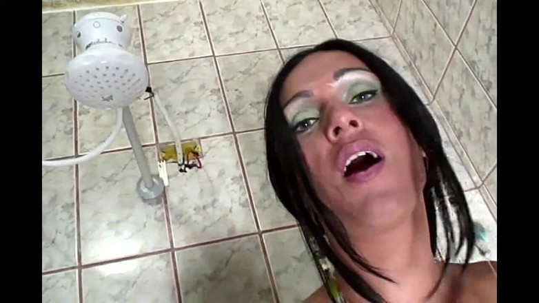 TRANS-ATLANTIC: 美丽丰满的变性人熟女用振动器自慰大鸡巴的屁股和精液