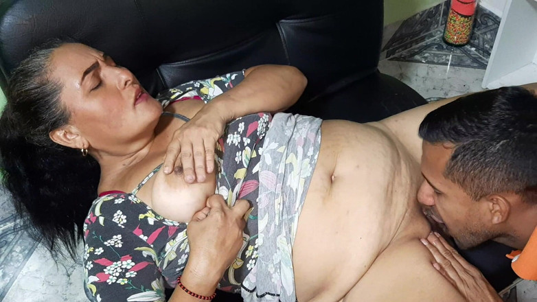 Javi: Najdu svou tchyni, jak se masturbuje, a lízám jí její...