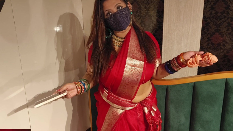 IndianMyra07: Indische stiefmutter erwischte ihren stiefsohn beim wichsen mit ihrem höschen...