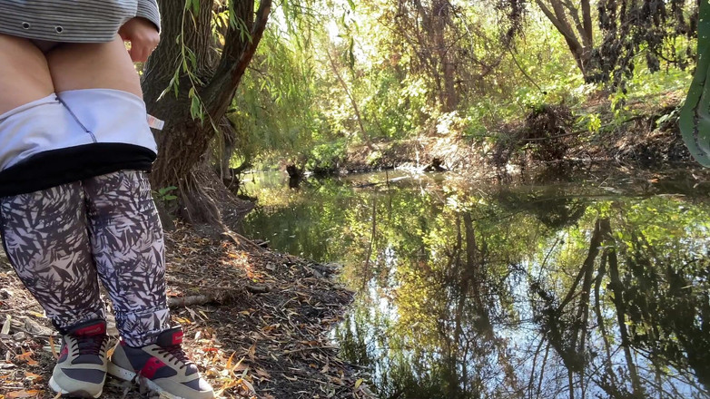 Elena: MILF berpakaian dalam bingkap kencing di sungai