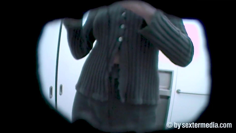 Viewer cam by Sextermedia: Anna s’enfile un gros gode dans les toilettes