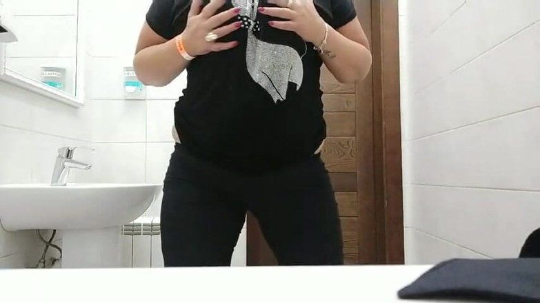 Sunny Loveli: Sexy stepmom outdoor play in the toilet