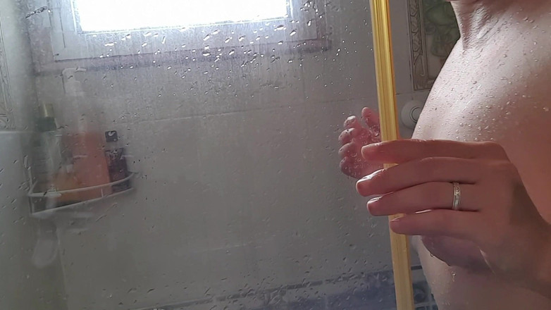 Daphnee Lecerf: Daphnee Lecerf zniszczyć swoją cipkę i dupka po prysznicu.