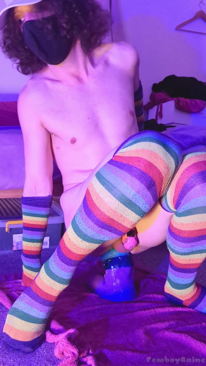 Rainbow Femboy: Raine si cewek imut rambut pirang lagi asik goyangin memeknya...