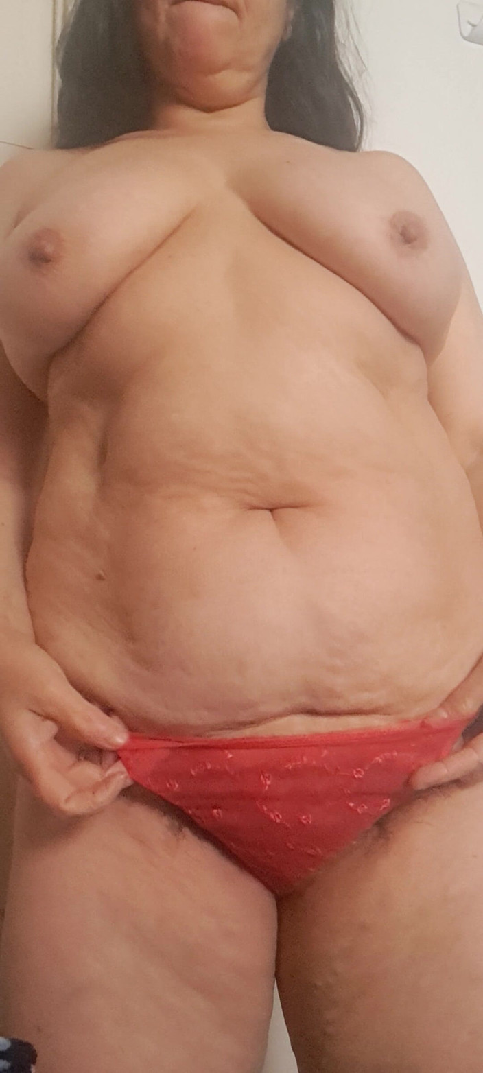 Mommy big hairy pussy: S červenými kalhotkami