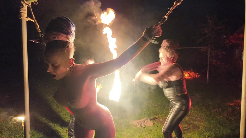 Domina Dark: Eldsprutad