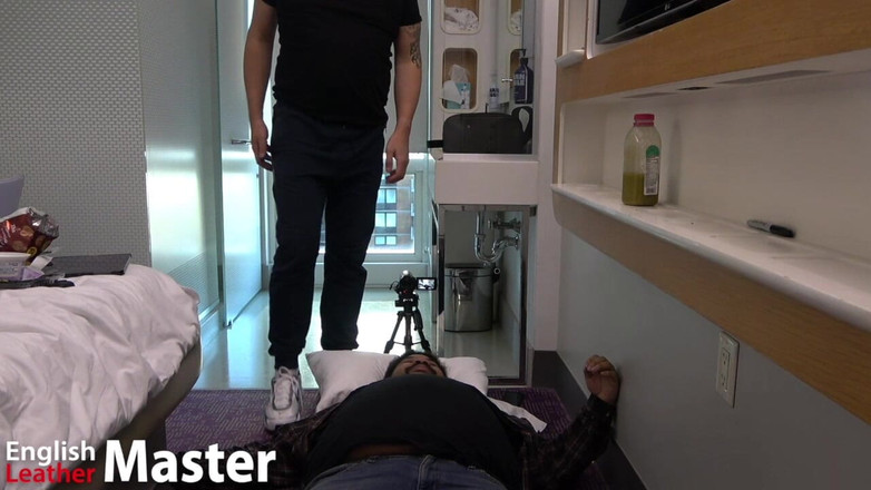 EnglishLeathermaster: Siadanie na twarzy i pierdzenie