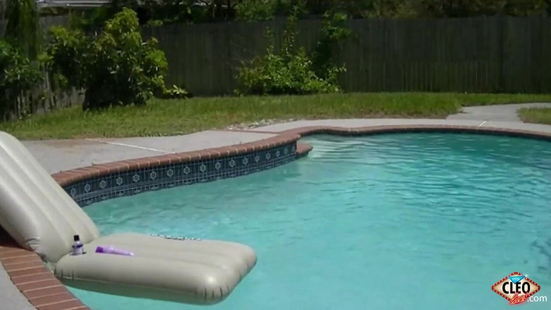 Cleo: Cleo pamer badan sama tukang kebun