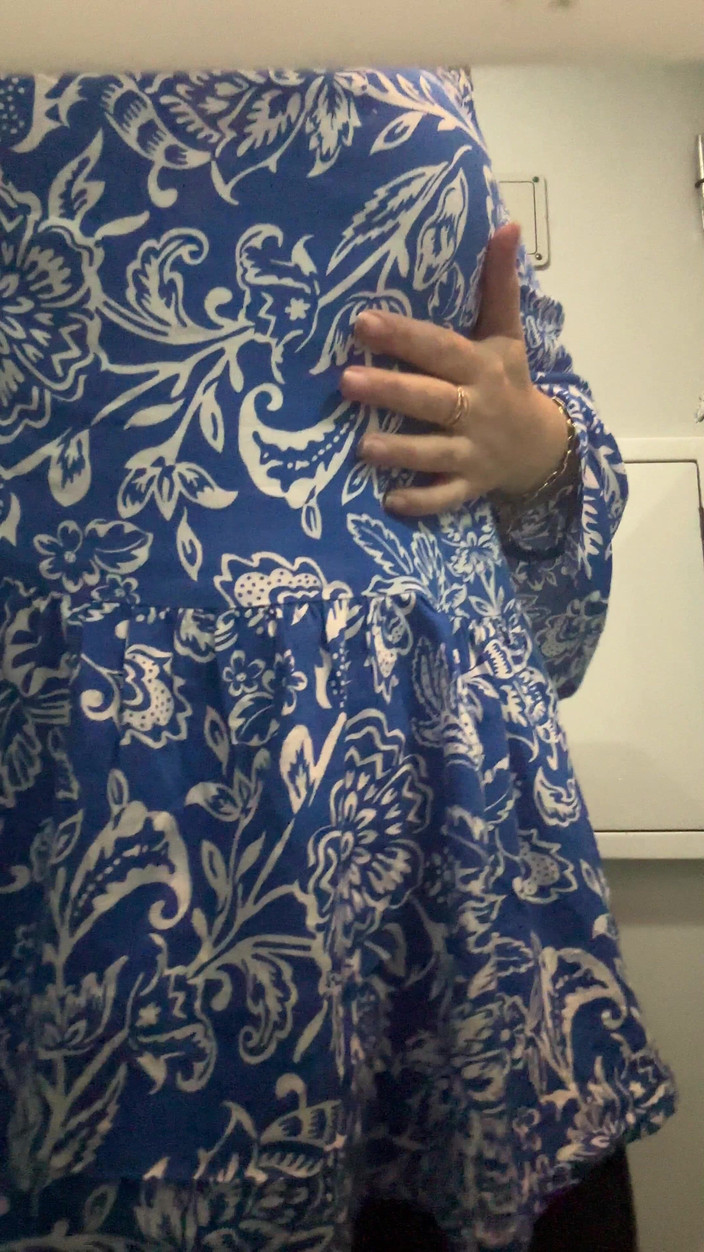 LarisaCum: Onde você quer me foder?eu estou usando um vestido bonito...