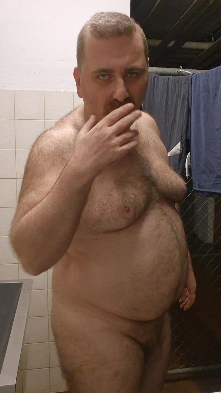 ChubbyDaddyBearLuka: Tlusté a chlupaté medvědí pruhy v prádelně