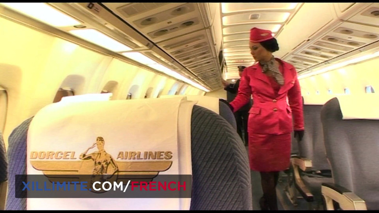 French girls at work: Trio inattendu avec une hôtesse de l’air à forte poitrine