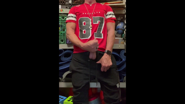 JockDad87: Jockdad87 Spritzt Eine Ladung Sperma in Sein Trikot Mit Der...