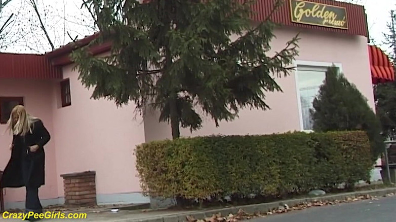 Crazy pee girls: Beauty pissing on street behind bushes
