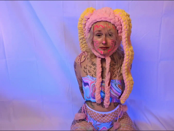 Goddess Transcendence: Захоплений великодній кролик грає з іграшками і відкладає яйця