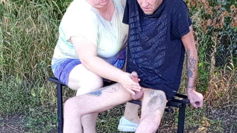 Zona901: Jiran menghisap batang saya di taman di bangku sehingga saya...