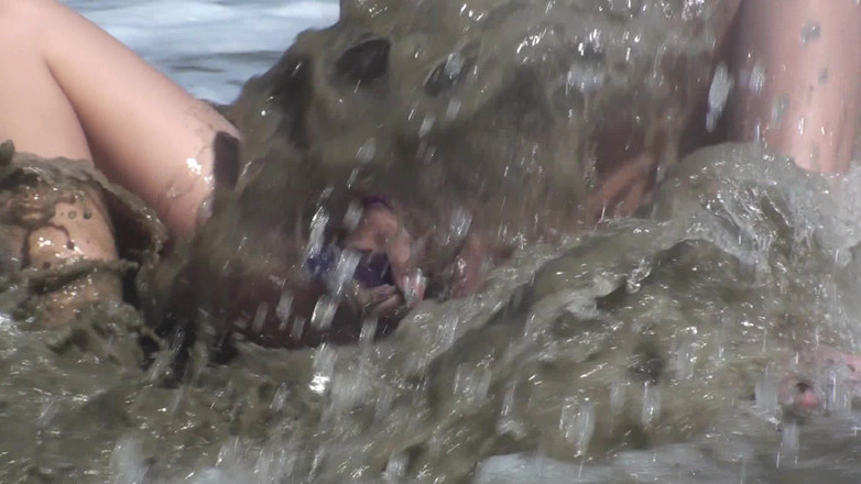 Blondehexe: Miniy Denize Sıçrayır