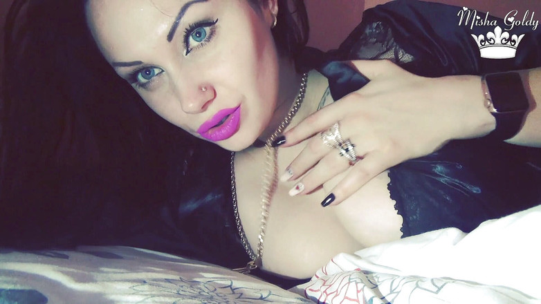 Goddess Misha Goldy: Violetul sărută și linge