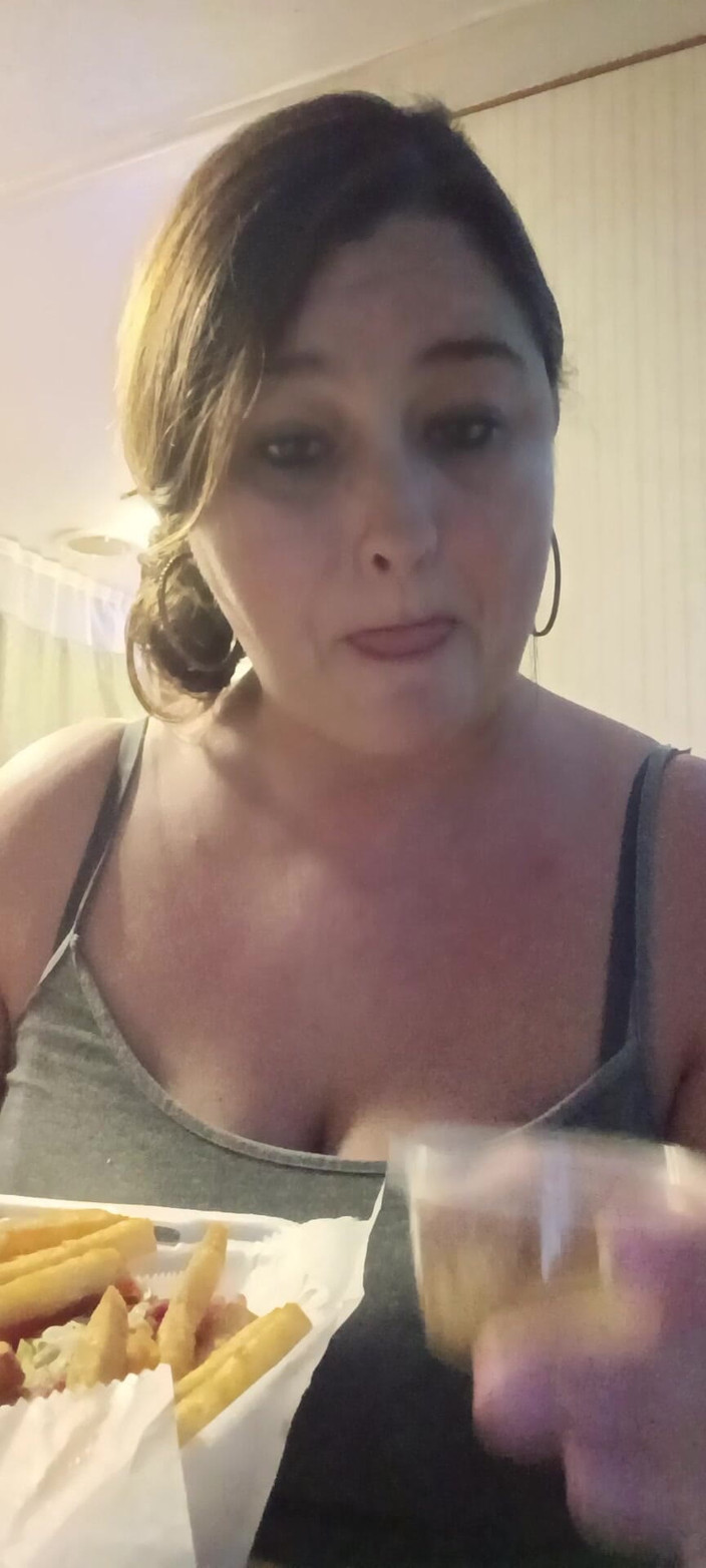 GoddessKristy00: Gudinna äter pizza