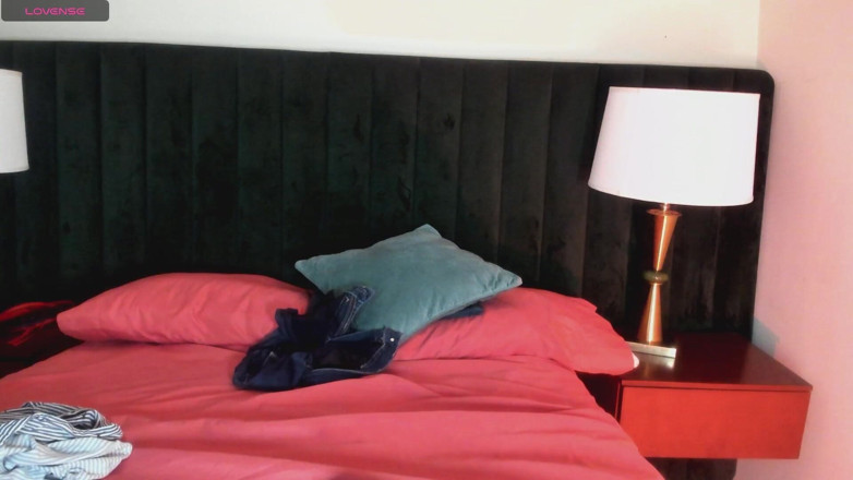 Kira Geiner: MILF naga