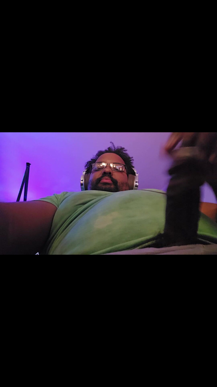 Eddie Venezuela: Thick Stepdaddy Jerks off While Editing His Own Vid