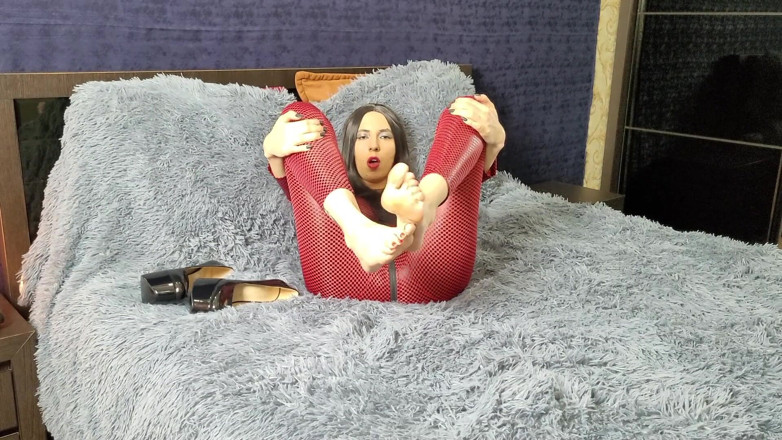 Sweet Lissa: Lick my feet after work