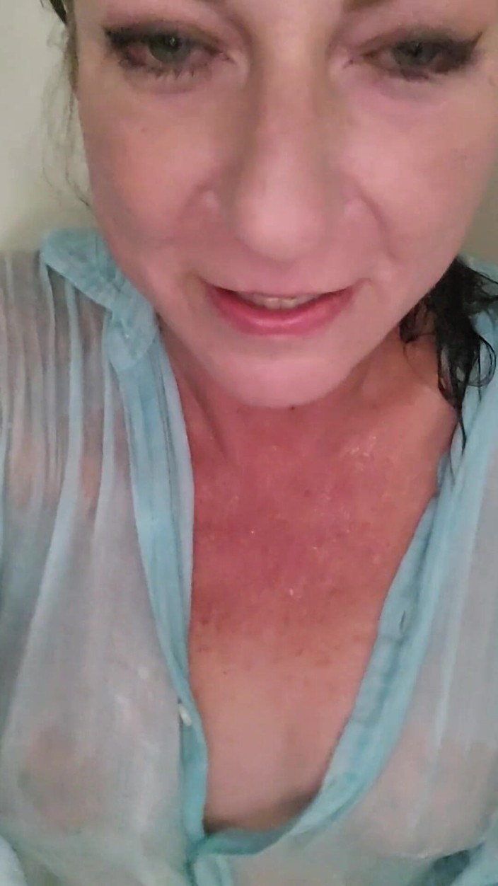 EliteLadyS: Osamělá americká MILF potřebuje horkou sprchu a masturbaci