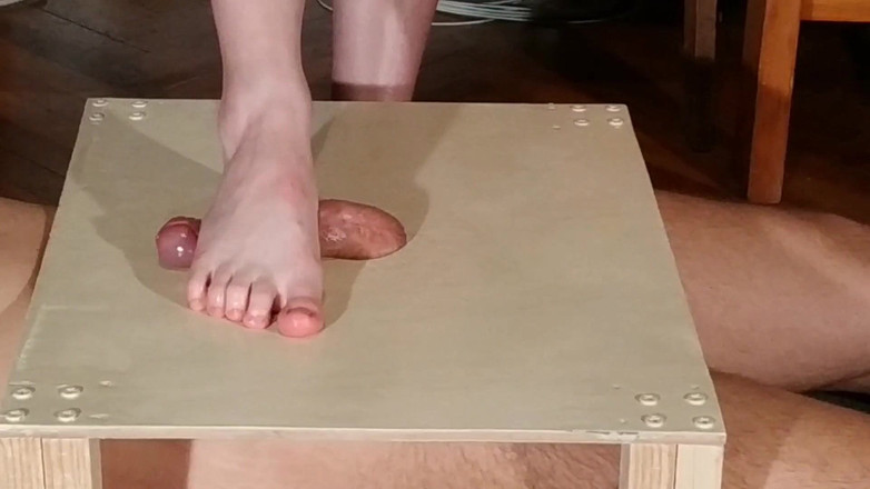 Beth Kinky: Domina piedi nudi calpestare il cazzo e sega con i...