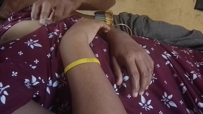 LEGSCOUPLE12: Mallu Girline ее муж давит и массажирует ее грудь