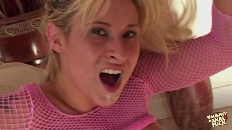 Naughty anal fuck: Štíhlá blondýnka s falešnými kozami a vysokými podpatky je přivedena...