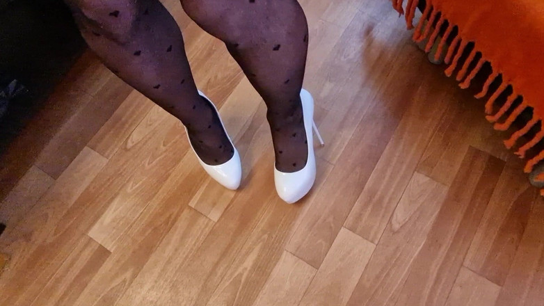 Milosbroz: 性感高跟鞋三人组，偷偷穿着紧身裤四处走动，玩着高跟鞋