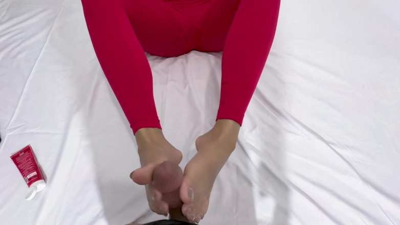 Jamsen: Dalam Footjob dengan blonde ke kemaluan