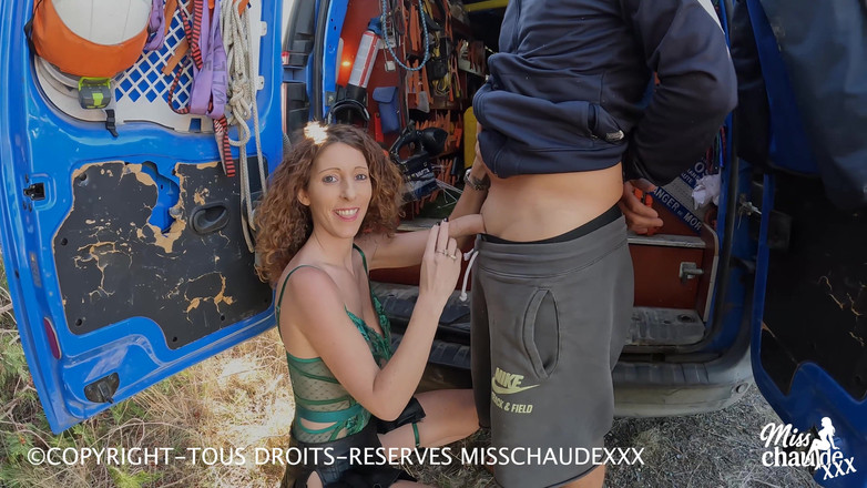 Misschaudexxx: Misschaudexxx, Un Elettricista Mi Affronta in Mezzo Alla Strada E...