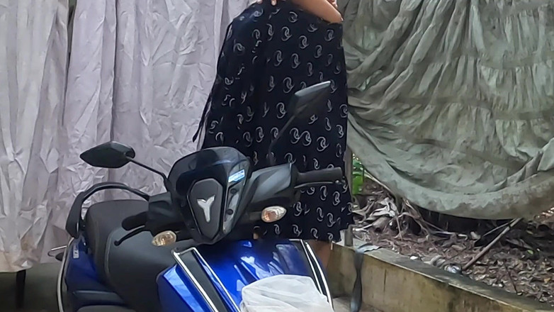 Anne Ipe: Mallu House Wife Nude Photoshoot on Scooter. Sexy Mallu Girl...