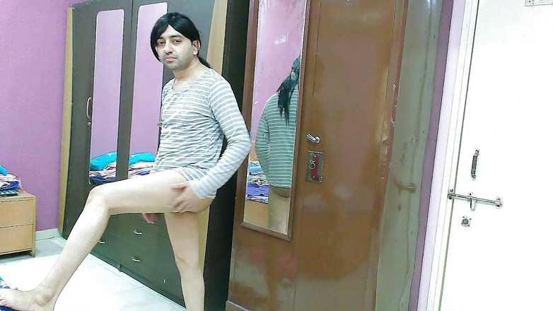 Cute & Nude Crossdresser: Сладкий сисси кроссдрессер фембой Sweet Lollipop только в футболке ее сводной сестры.