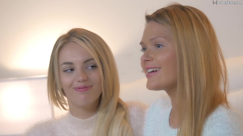 Babe Stare: Twee mooie blonde modellen staan op het punt een striptease...