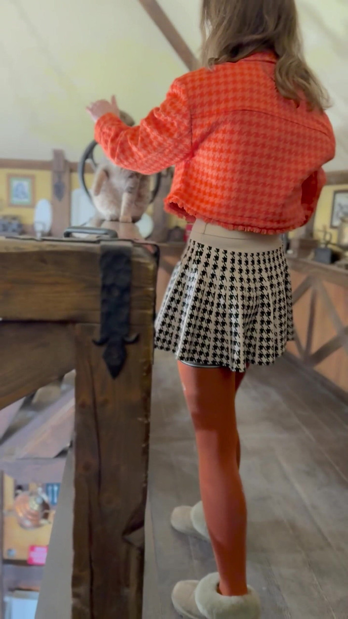 Sonya Pretty: Кошки не носят трусики, но я снимаю трусики в кафе (часть 1).