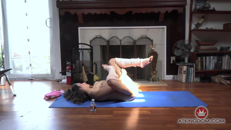 ATK Fans (Petites): Solo Yoga