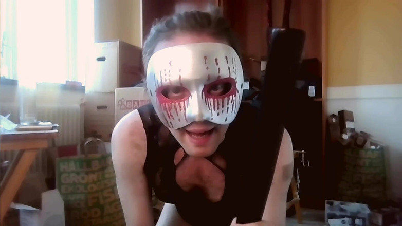 Oznob Oznofla: Sissyboy ukazuje svou sbírku sexuálních hraček