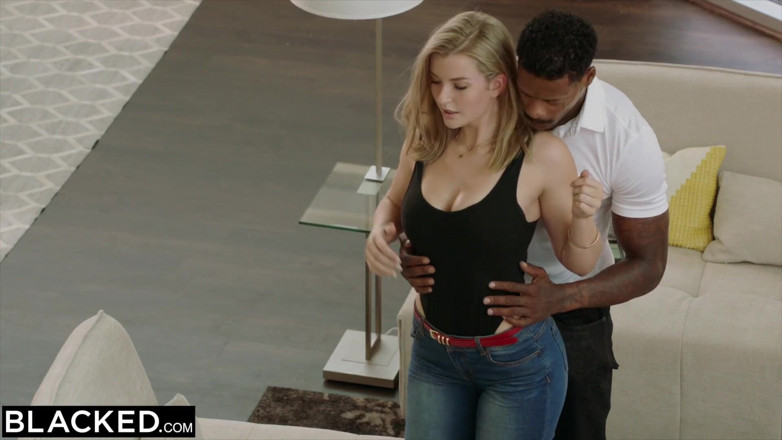 Blacked: Pengantin wanita kulit hitam kakinya dientot sama kontol besar pria...