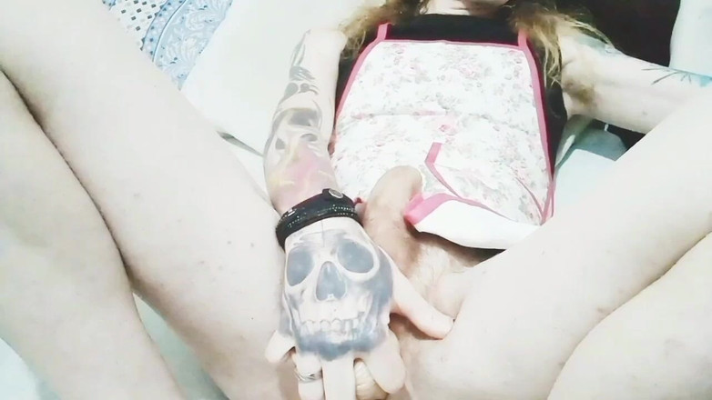 Sissy Aniya: Sissy Aniya - ragazza trans casalinga si diverte con un dildo