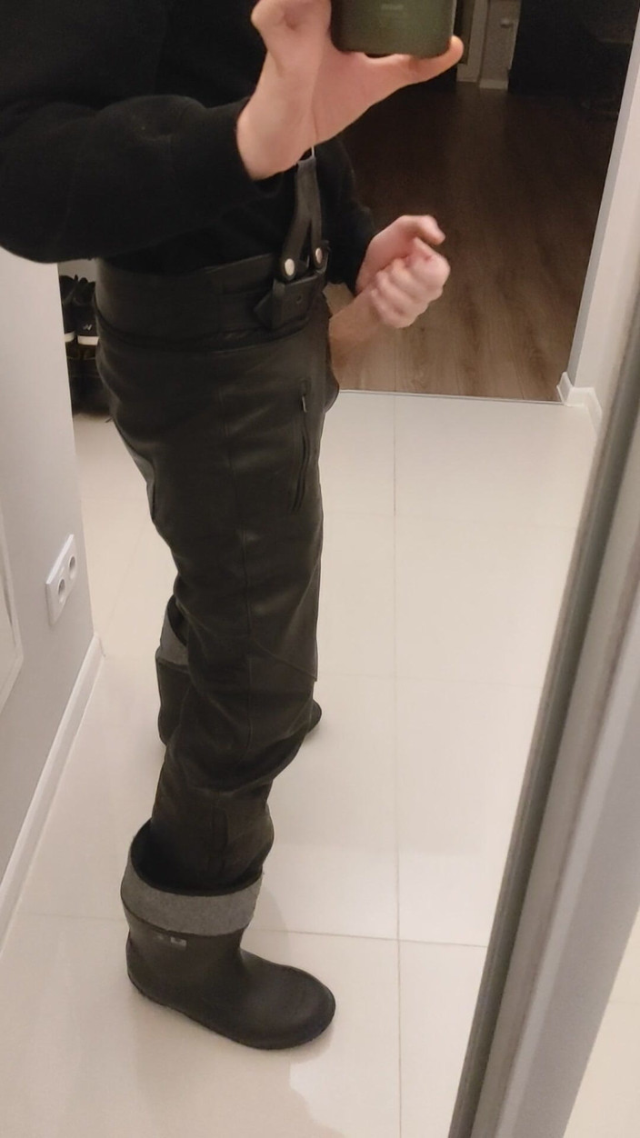 Gayfucker25: Uomini dell'esercito gay scopano. Sono in stivali di gomma e...