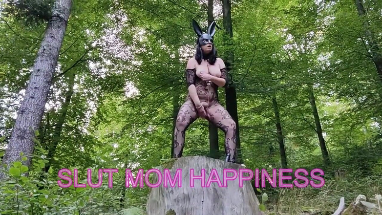 Toilet Mommy: Cosplay caliente madura en traje y máscara de conejito se...