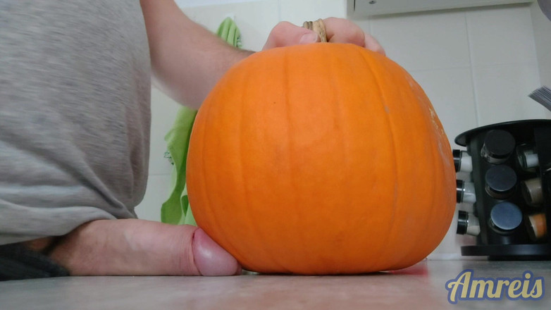 Amreis: Další halloweenský orgasmus. Pulzující a tlustá na dýni.