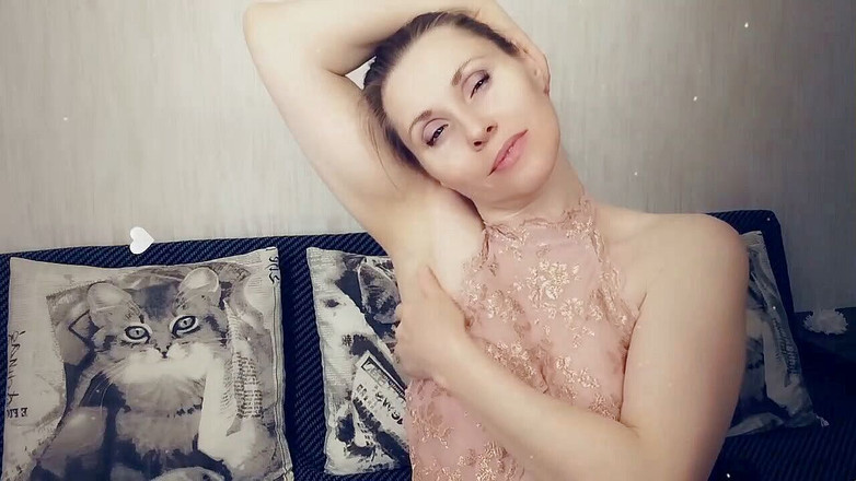 Olivia x Love: 晚上，美妙的音乐美丽的紧身衣抚摸自己，挑逗你的乳房，获得高潮